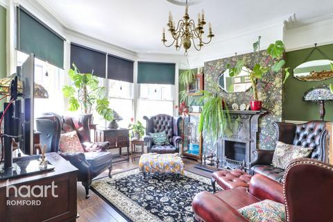 4 bedroom semi-detached house for sale, Medora Road, Romford, RM7 7EP