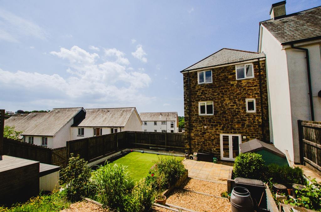 9 Dymond Court Bodmin 01208 74182-1