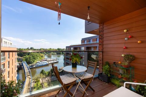 3 bedroom flat for sale, Malthouse Court, Brentford
