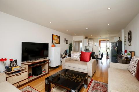 3 bedroom flat for sale, Malthouse Court, Brentford