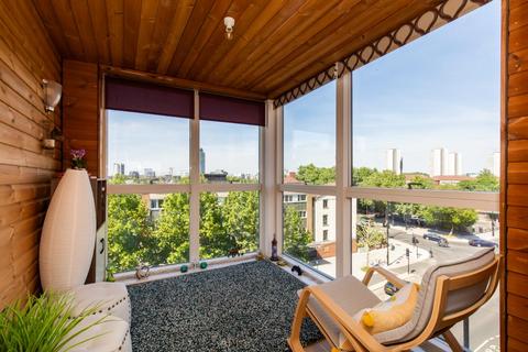 3 bedroom flat for sale, Malthouse Court, Brentford