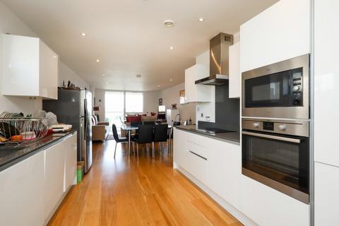 3 bedroom flat for sale, Malthouse Court, Brentford
