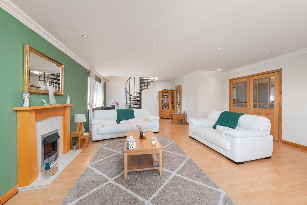 Lounge / Dining Area