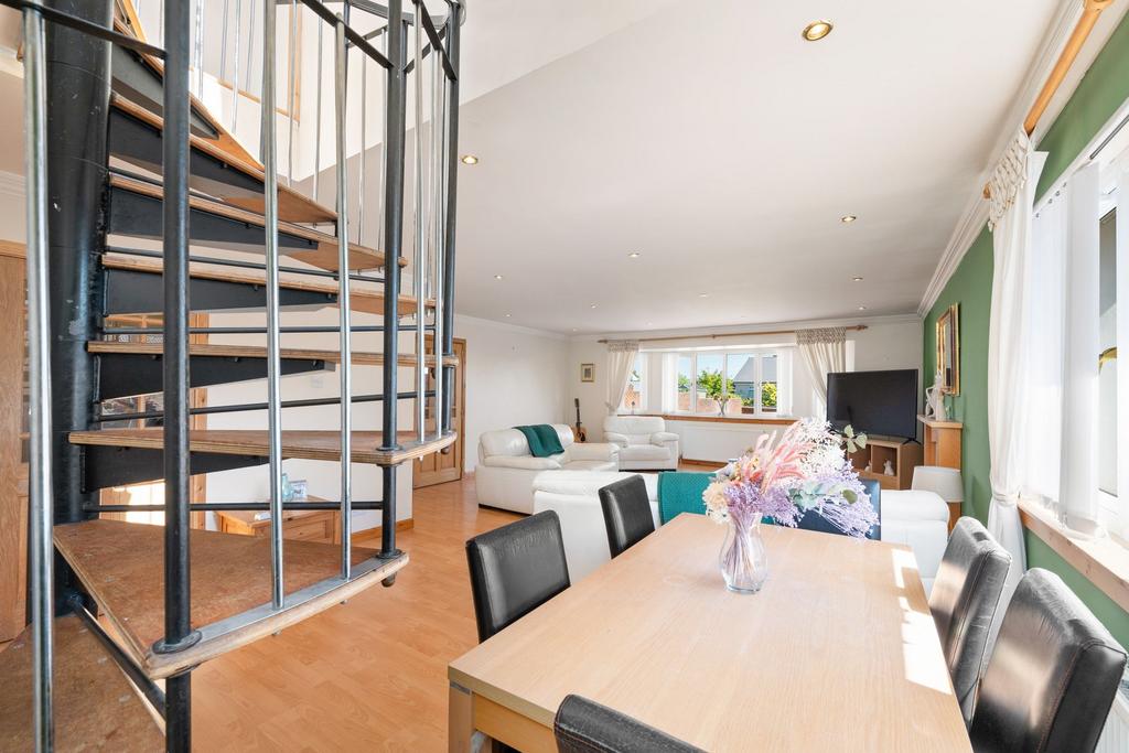 Lounge / Dining Area