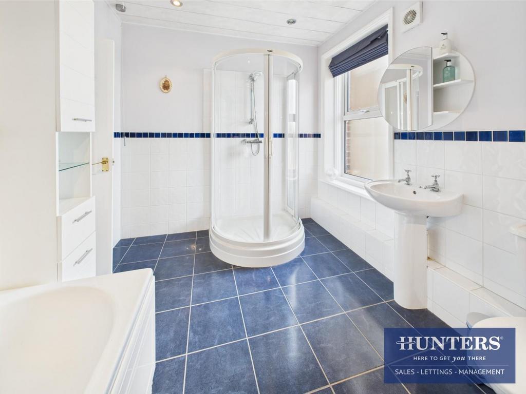 Ensuite Bathroom 2