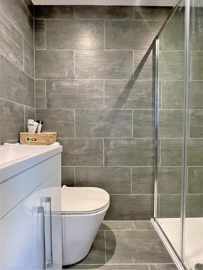 En Suite Shower.jpg