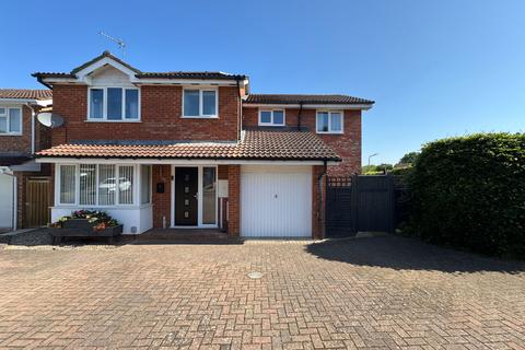 4 bedroom detached house for sale, Kingfisher Road, Buckingham MK18