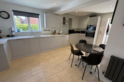 4 bedroom detached house for sale, Kingfisher Road, Buckingham MK18