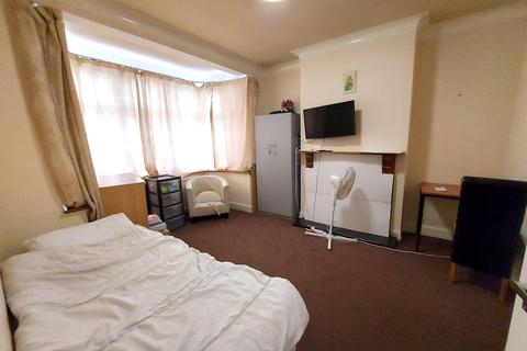 6 bedroom end of terrace house to rent, Chadwell Heath, Essex, RM6 4PR