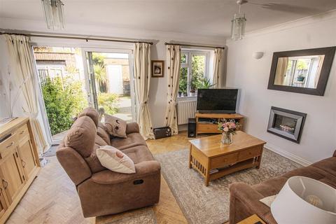 19 Olivers Meadow, Westergate, Chichester, PO20 3YA