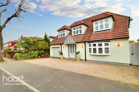 18 Homeway, Romford, RM3 0HD