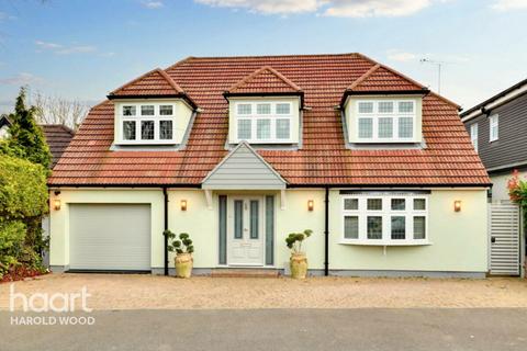 18 Homeway, Romford, RM3 0HD