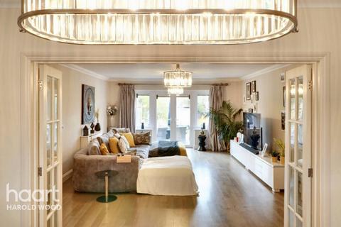 18 Homeway, Romford, RM3 0HD