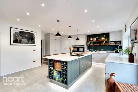 18 Homeway, Romford, RM3 0HD