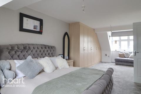 18 Homeway, Romford, RM3 0HD