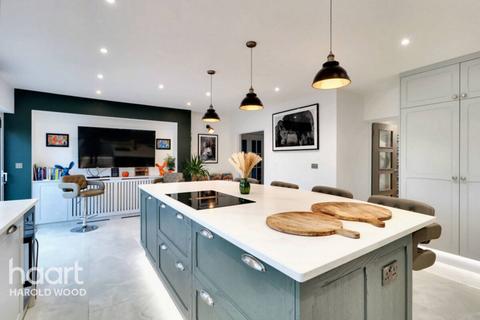 18 Homeway, Romford, RM3 0HD