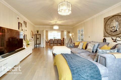18 Homeway, Romford, RM3 0HD