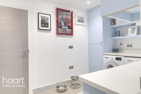 18 Homeway, Romford, RM3 0HD