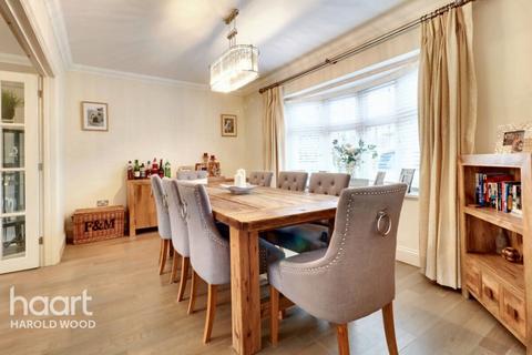 18 Homeway, Romford, RM3 0HD