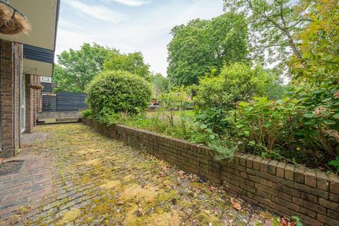 1 bedroom flat for sale, Grove Lane, London, SE5
