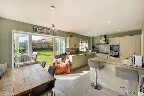 32 Fortuna Road, Blunsdon, Swindon, SN26 7AT