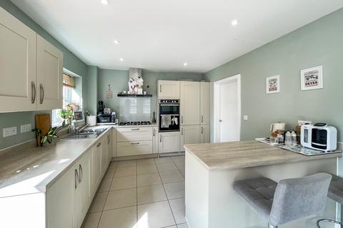 32 Fortuna Road, Blunsdon, Swindon, SN26 7AT