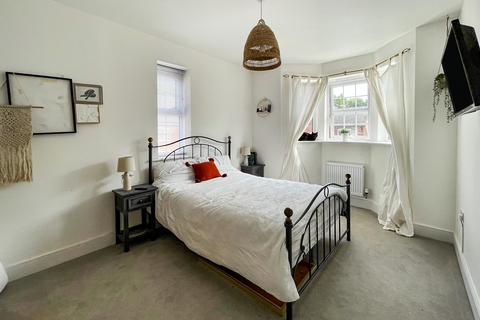 32 Fortuna Road, Blunsdon, Swindon, SN26 7AT
