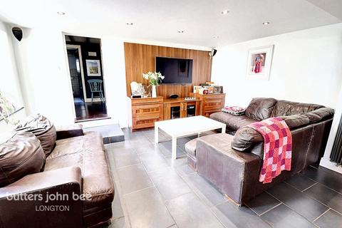 3 bedroom detached house for sale, Uttoxeter Road, Staffordshire