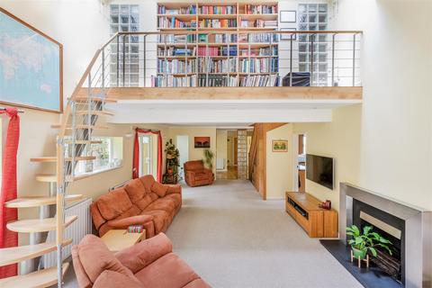 2 Greenways, Walton On The Hill, Tadworth, KT20 7QE