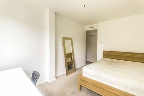 3 bedroom flat to rent, St. Peter's Terrace, London SW6