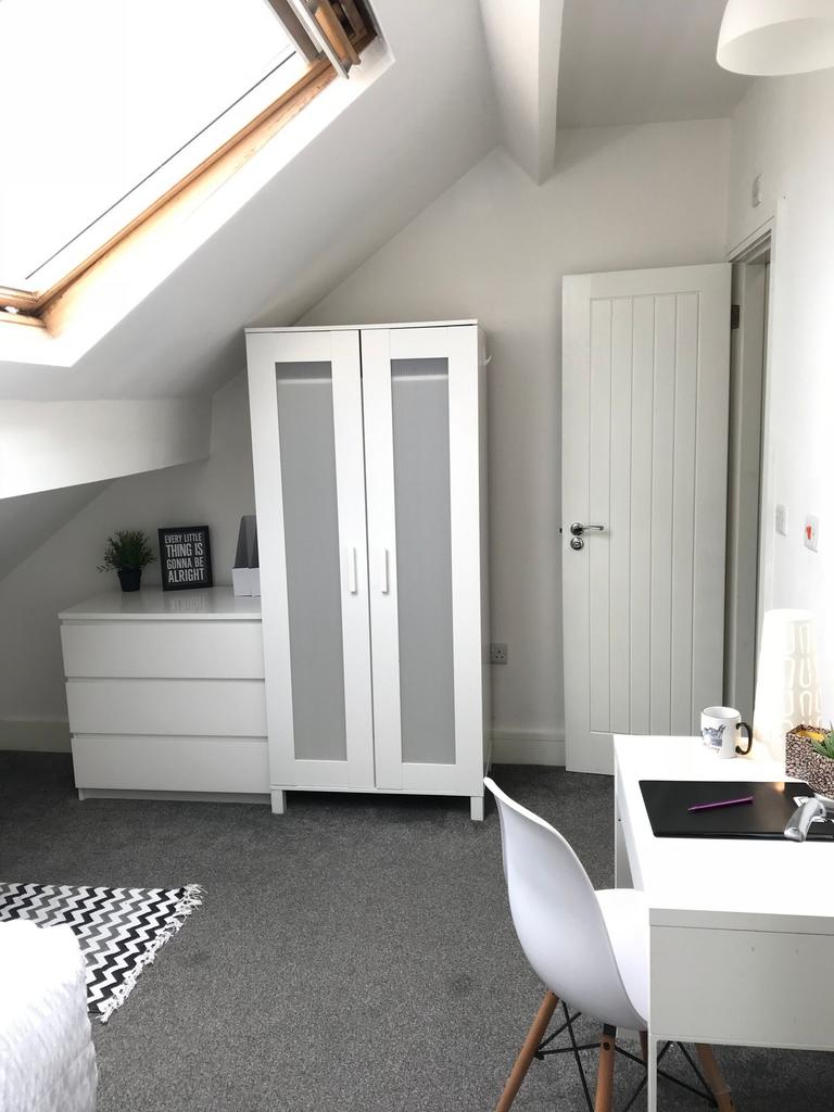 This inviting double bedroom features ample nat...
