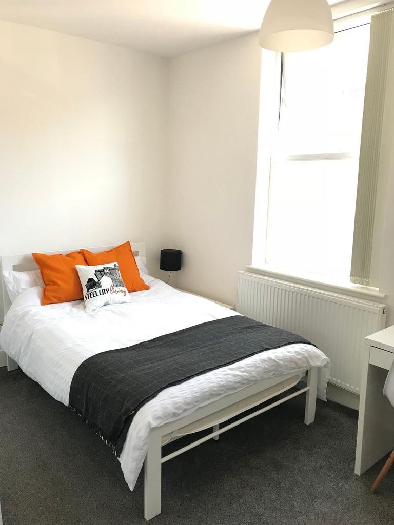 A cozy double bedroom featuring a comfortable b...