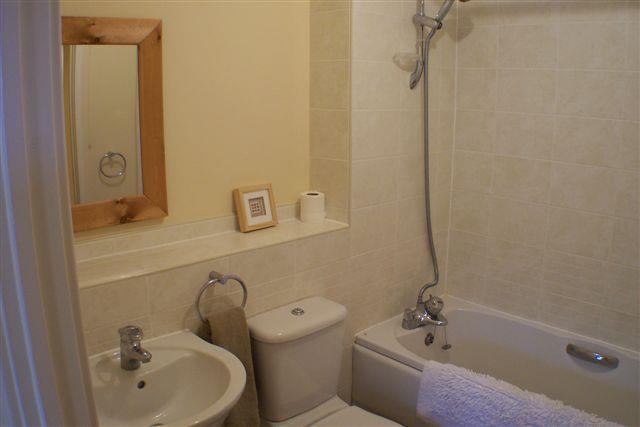 P1047 bathroom.jpg