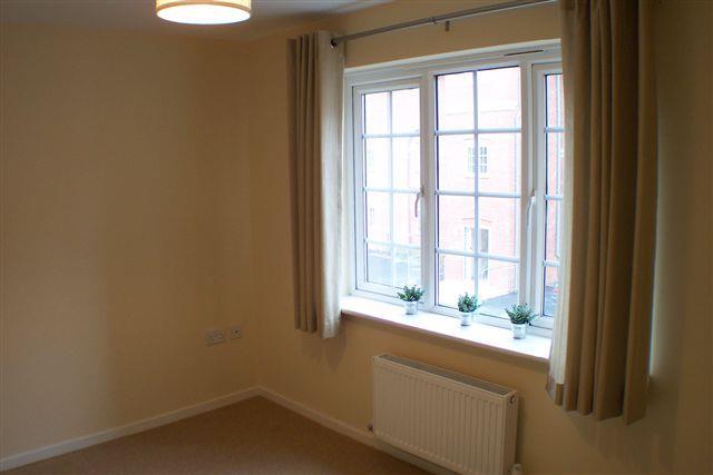 P1047 bedroom.jpg