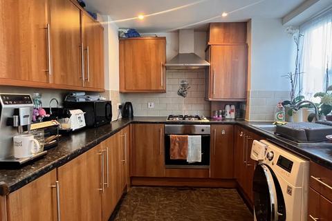 3 bedroom flat for sale, Royston Gardens, Ilford