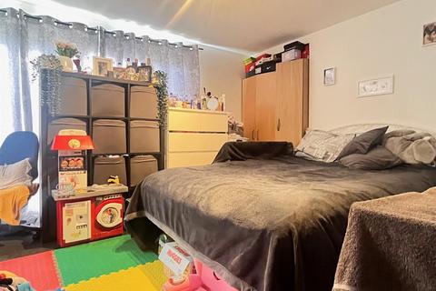 3 bedroom flat for sale, Royston Gardens, Ilford