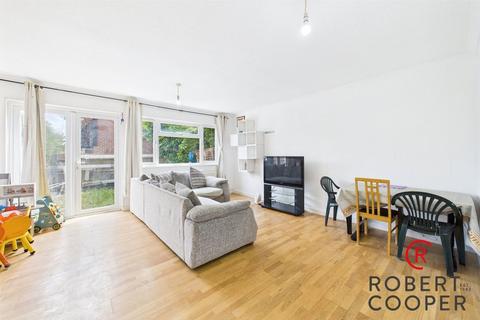 8 Farthings Close, Pinner, HA5 2QR