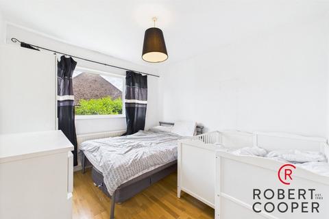 8 Farthings Close, Pinner, HA5 2QR