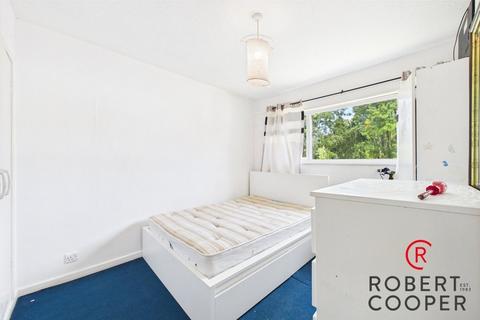 8 Farthings Close, Pinner, HA5 2QR