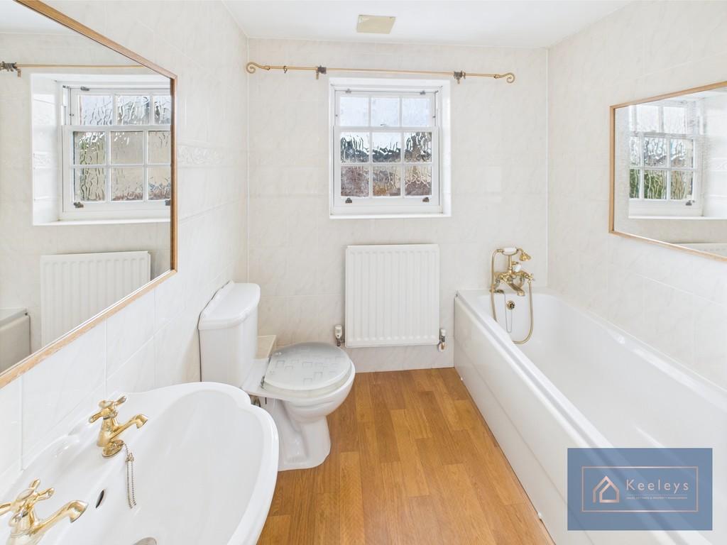 En-suite to bedroom 1