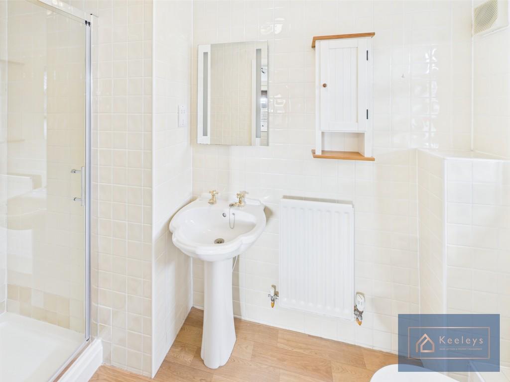 En-suite to bedroom 2
