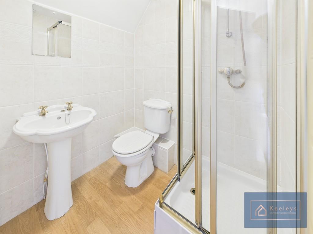 En-suite to bedroom 4