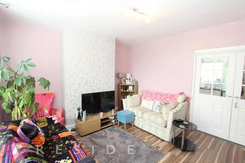 Lounge/Dining Area