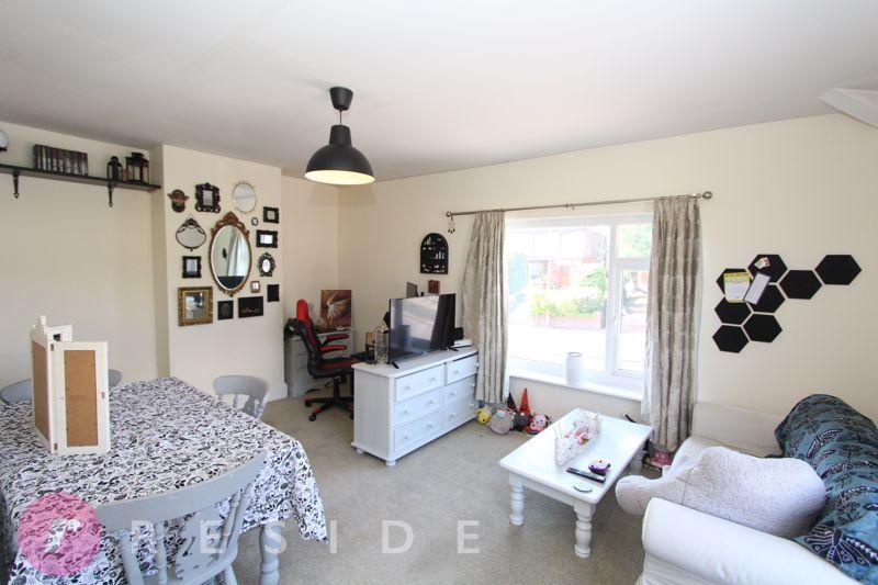 Lounge/Dining Area