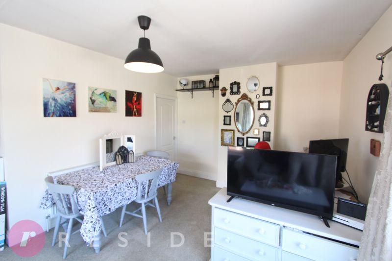 Lounge/Dining Area