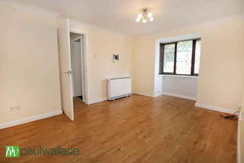 2 bedroom maisonette for sale, Hollybush Way, West Cheshunt