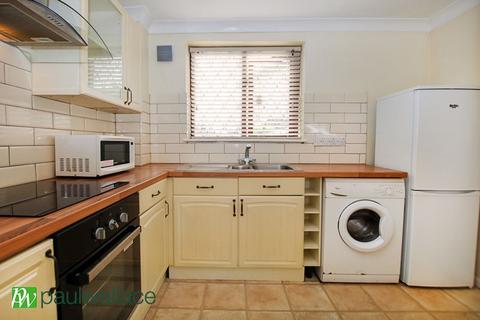 2 bedroom maisonette for sale, Hollybush Way, West Cheshunt