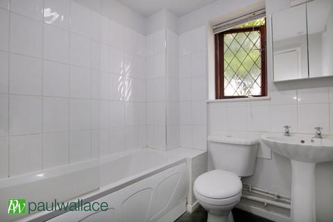 2 bedroom maisonette for sale, Hollybush Way, West Cheshunt