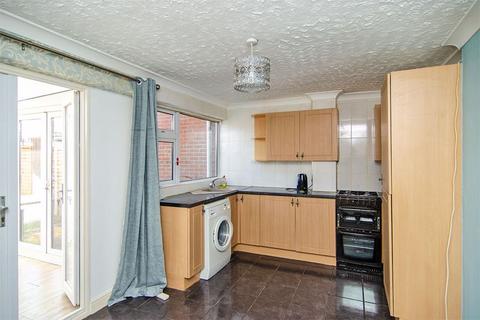 3 bedroom terraced house to rent, Thistledown Avenue, Burntwood WS7