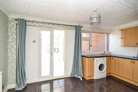 3 bedroom terraced house to rent, Thistledown Avenue, Burntwood WS7